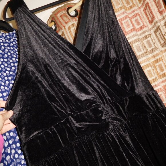 NWT SIZE 6 TORRID BLACK VELVET SURPLICE SLEEVEELSS HALTER DRESS 6X PLUS 30 - Picture 3 of 13